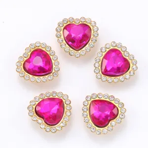 Détail de boutons DIY strass cœur rose vif avec une belle bordure en cristal transparent.