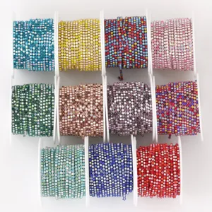 Primer plano de cadenas de estrass de colores en carretes, ideales para manualidades y ropa.