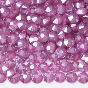 Primo piano dettaglio strass in vetro rosa, cristalli luccicanti retro piatto per nail art.