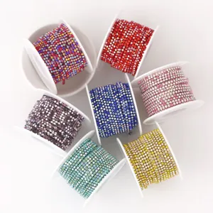 Primer plano detallado de cadenas de diamantes de imitación coloridas para manualidades.