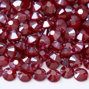 Dettaglio in primo piano di strass in vetro rosso scuro, perfetti per nail art e decorazioni.