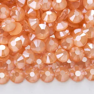 Dettagli in primo piano di strass moka in vetro piatto color pesca per nail art e fai da te.