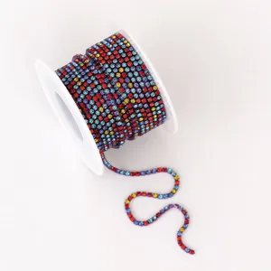 Primer plano de cadena de diamantes de imitación colorida, accesorio DIY brillante.