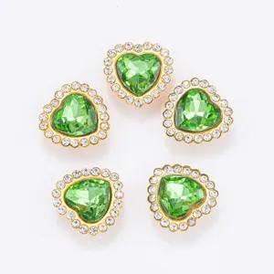 Gros plan de boutons de strass en cristal cœur vert avec bordure blanche, couture DIY.