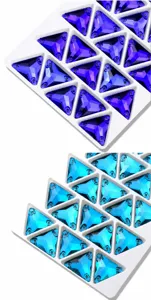Primo piano di strass triangolari da cucire con fondo piatto in vivaci tonalità blu.