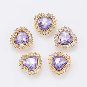 Vue rapprochée détaillée de boutons de bijoux DIY en acrylique strass cœur lila