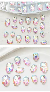 Bunte Totenkopf Glas Strasssteine mit zwei Loechern fuer DIY Handarbeit Kleidung und Accessoires.