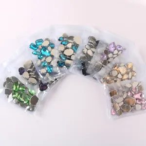 Primer plano de pedrería de cristal multicolor en pequeñas bolsas transparentes detallado.
