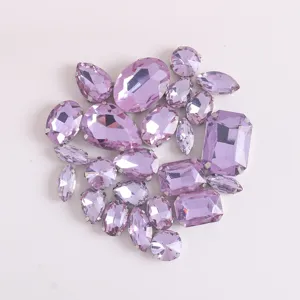 Vista detallada de diamantes de cristal de vidrio mezclados para accesorios de ropa DIY.