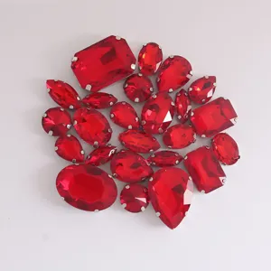 Piedras de estrás de cristal rojo mezcladas con garras metálicas para detalles de ropa.