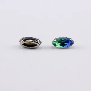 Gros plan sur des strass cristal marquise 7x15mm avec griffes métalliques, couleurs dégradées.