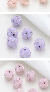 DIY perline sferiche in resina con strass e fiori per orecchini e ciondoli artigianali.