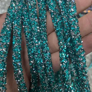Primo piano dettagliato del tubo cavo in strass resina turchese 6 mm, corda fai da te lucida.