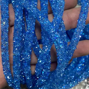 Primo piano dettagliato del tubo cavo in strass AB blu 6 mm, corda artigianale fai da te scintillante.