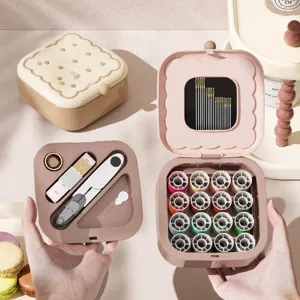 Ensemble de boîte à couture portable avec compartiments, bobines de fil et divers outils utiles.