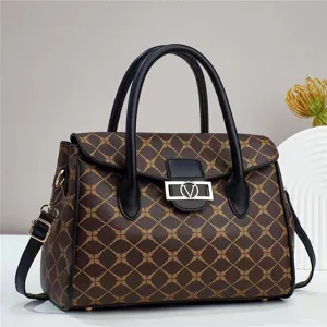 Stijlvolle modieuze luxe monogram handtas met handvat en metalen V sluiting voor dagelijks gebruik.