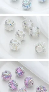 Gros plan détaillé de perles papillon en strass étincelantes pour la création de bijoux.
