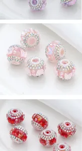 Vue détaillée de breloques en perles d'argile strass cristal DIY, accessoires de bijoux brillants.