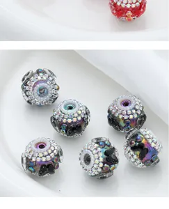 Découvrez des perles en argile et strass de qualité supérieure pour vos bijoux DIY.