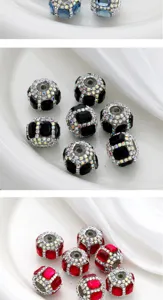 Vue détaillée de perles charms en strass étincelantes, idéales pour bijoux et bracelets.