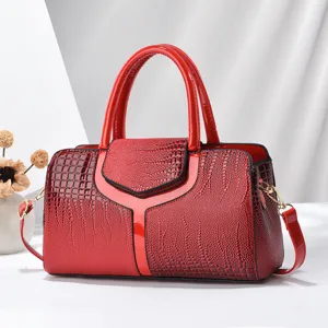Rode lakleer krokodil textuur handtas detail, elegante handvatten en mooie metalen hardware.