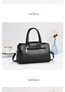 Stijlvolle zwarte handtas met krokodillenmotief voor dames, ruime schouder- en crossbodytas.