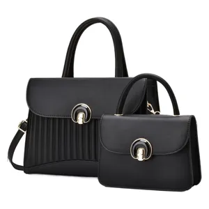 Stijlvolle zwarte handtassen set voor dames met elegante sluiting en crossbody riem.