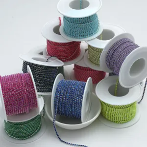 Bunte Strassketten Spollen Detail, perfekt für DIY handgemachte Schmuck und Bekleidung Dekoration.