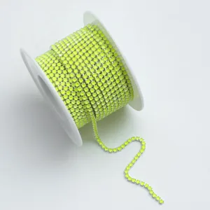 Fluoreszierende gelbe Strass-Kettenkette Detail, ideal fuer DIY-Schmuckaccessoires.