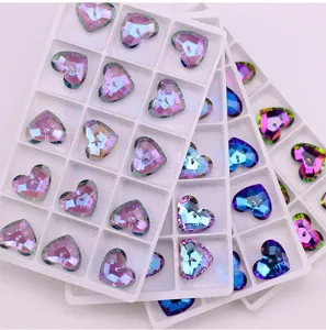 Ciondoli in strass di cristallo colore AB a forma di cuore per accessori di gioielli DIY.