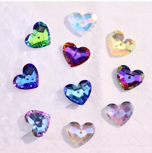 Primo piano di perline pendenti a cuore in cristallo colorato AB da 17mm, perfette per gioielli fai da te.