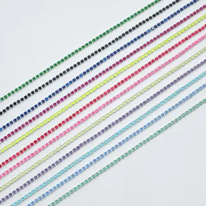 Lebendige fluoreszierende Strassketten Hauptansicht, perfekt für DIY Schmuck Zubehör Bastelei.
