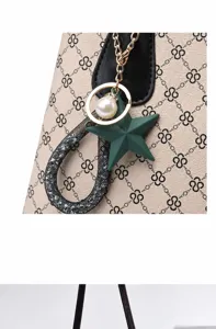 Gynaika moda retro ektupomeni tsanta omou politeleia styl cheiros elegant schedio