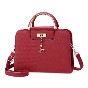Elegante rode dames handtas met hert hanger schoudertas handvat tas stijlvol en chic
