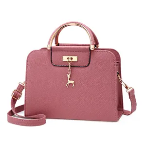 Stijlvolle roze dames schoudertas crossbody handtas met leuk herten hangertje, tas.