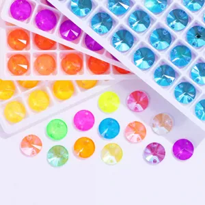Dettagli in primo piano di strass in vetro neon vibranti da cucire per progetti creativi.