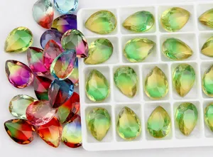 Strass a goccia con sfumatura di colore e taglio a faccette per decorazioni artigianali fai da te.