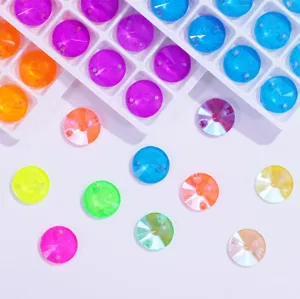 Primo piano dettagliato di strass rotondi colorati in vetro neon da cucire con fori.