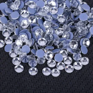 Gros plan detail des strass plats transparents pour nail art vetements et loisirs.