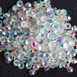 Gros plan de strass à dos plat couleur AB pour nail art et décoration de vêtements.