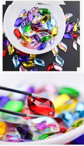 Vue rapprochée détaillée de strass en cristal colorés en forme de S pour accessoires.