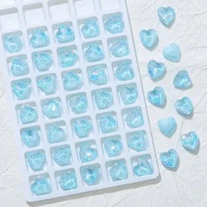 Detailansicht blaue herzförmige spitz zulaufende Strasssteine für Nagelkunst DIY.