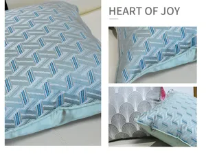 Vue détaillée de la housse de coussin de canapé motif géométrique gris avec texture élégante.