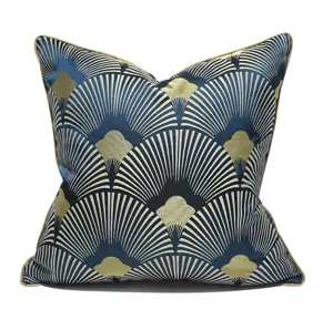 Gros plan détail du coussin décoratif motif éventail art déco bleu et or élégant.