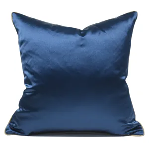 Housse de coussin en satin bleu pour canapé de salon, détail de coussin déco luxueux.