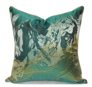 Housse de coussin décorative de luxe avec motif de paysage abstrait et lignes dorées.