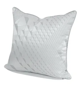 Cojín decorativo gris moderno con un hermoso diseño geométrico para sofá de sala y cama.