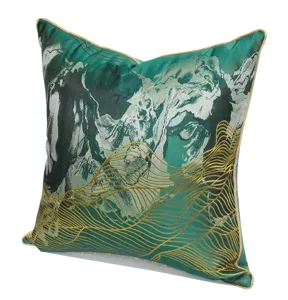 Gros plan détaillé d'une housse de coussin décorative de luxe avec motif de vagues dorées.