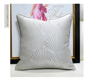 Housse de coussin à motif d'éventail géométrique gris, texture de tissu douce.