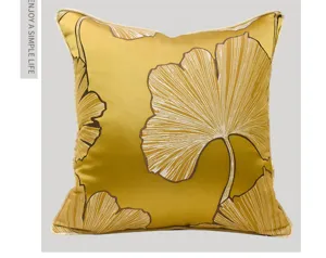 Federa per cuscino dorata con foglie di ginkgo di lusso, elegante fodera botanica.
